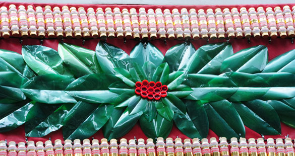 Frascos de Yakult viram enfeites natalinos