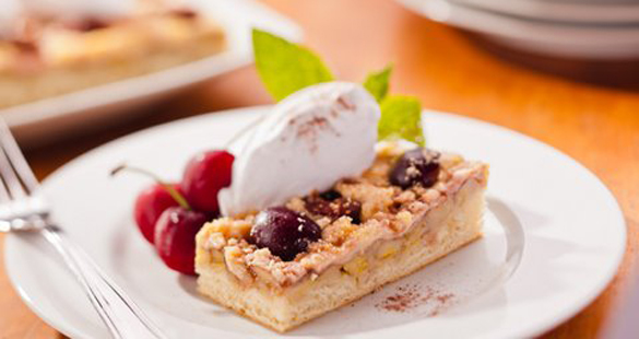 Cuca de cereja e banana