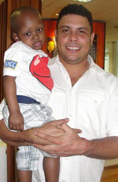 Ronaldo e crianças da AACC