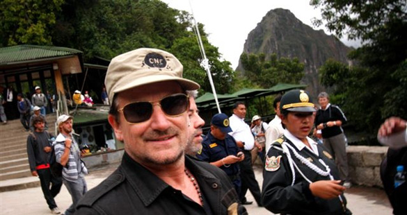 Bono visita o Peru