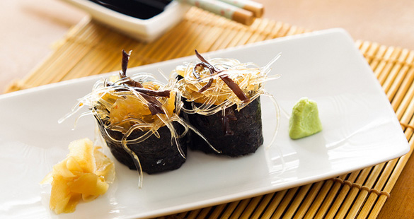 Sushi de barbatana de tubarão com água viva