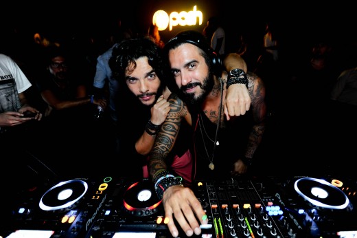 DJs Mitch LJ e Tito na cabine do clube Gotha, em Cannes. Eles agitaram a Black & Gold by Posh no último domingo  