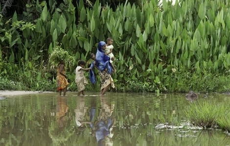 Pessoa a caminho da unidade de testes de MSF para doença do sono, na República Centro-Africana. A doença do sono, ou tripanossomíase humana africana, ainda acomete muitas regiões da África. A doença é transmitida pela mosca tsé-tsé, comum em áreas quentes e úmidas. Por 13 dias, uma equipe móvel da MSF especializada na doença examinou 4.548 pessoas e quatro receberam tratamento.