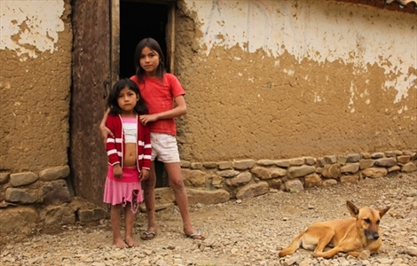 Sônia, 11 anos, e Érica, de 5. Todos na família, menos Érica, têm Chagas. Sônia teve reação alérgica e suspendeu o tramento. Não há um medicamento de uso pediátrico, por isso as crianças são mais vulneráveis aos efeitos do tratamento. Isso reflete o descaso da indústria farmacêutica com a doença.