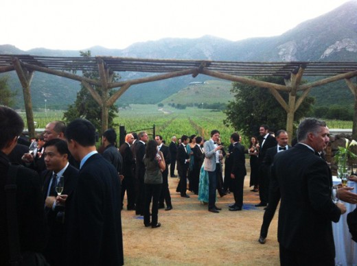 Convidados celebrando a inauguração do Seña Biodinamic Centre no Vale de Aconcágua