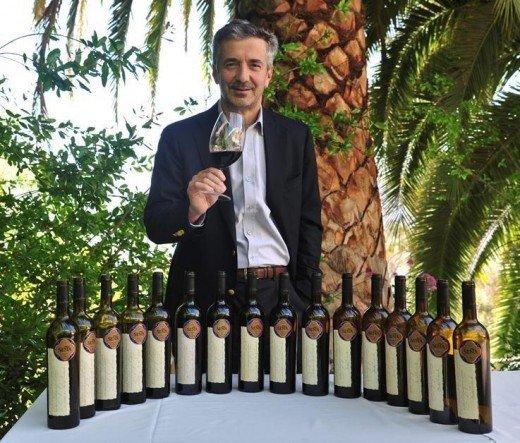 Eduardo Chadwick com as 16 safras de seu mais prestigiado vinho, o Seña