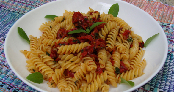 Salada de macarrão com tomates secos