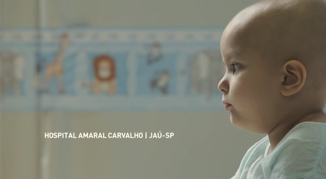 Ursinho Elo leva msgs via whatsapp à crianças com câncer