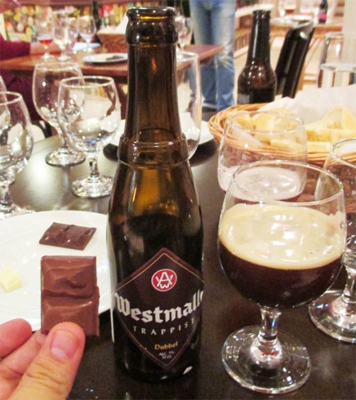 A cerveja belga Westmalle Trappist Dubbel harmonizada com chocolate ao leite (Foto: Marcos Garcia/PPOW)