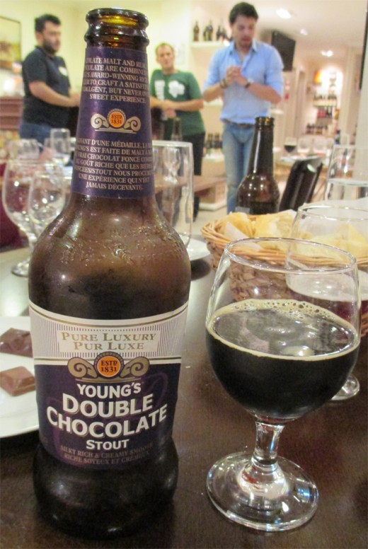 A cerveja britânica Young’s Double Chocolate Stout harmonizada com chocolate meio amargo (Foto: Marcos Garcia/PPOW)