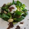 Salada de baby rúcula com ovo pouchet, lascas de trufas negras e um molhinho delicioso