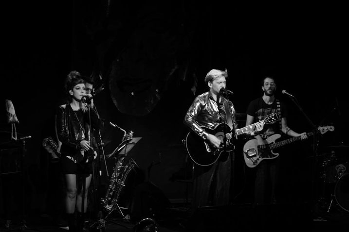 “Heroes” se apresenta e toca clássicos de David Bowie