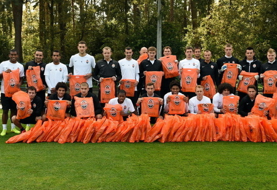 Campanha distribui kit escolar para crianças refugiadas