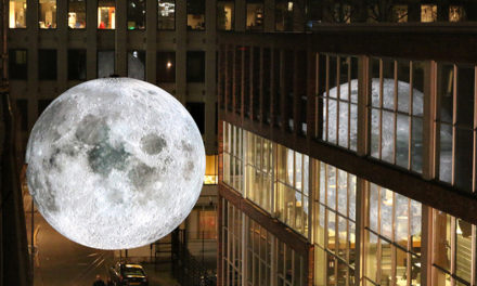 O Museu da Lua em instalação por Luke Jerram