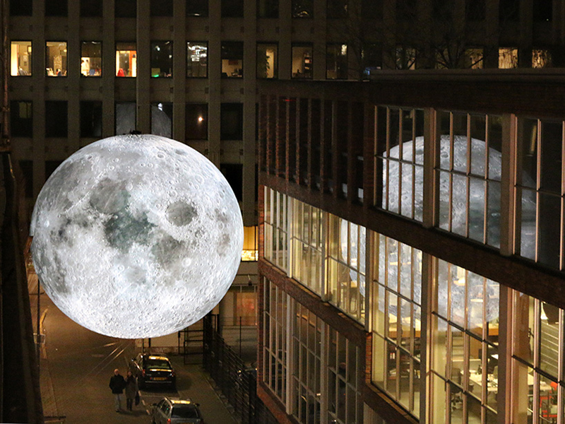 O Museu da Lua em instalação por Luke Jerram