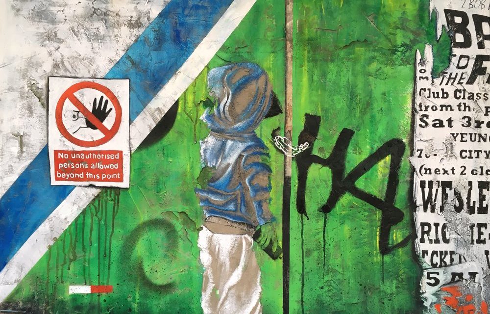 Artista francesa recria muros de metrópoles em obras com referência urbana