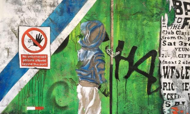 Artista francesa recria muros de metrópoles em obras com referência urbana