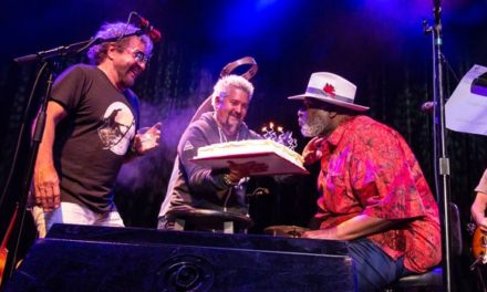 Assista Sammy Hagar, Bob Weir, Taj Mahal, Joe Satriani e Chad Smith reproduzir o clássico de Otis Redding