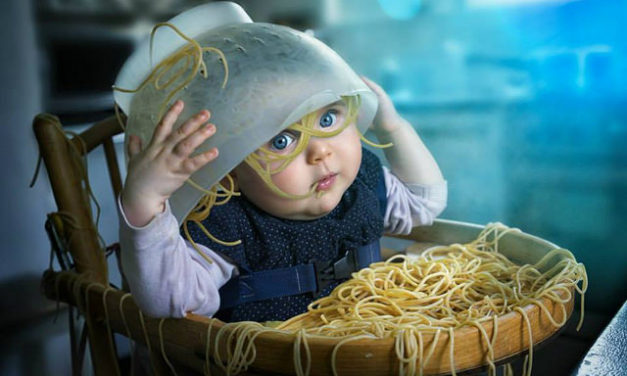 Pai apaixonado por fotografia e photoshop transforma filhas em criações surrealistas