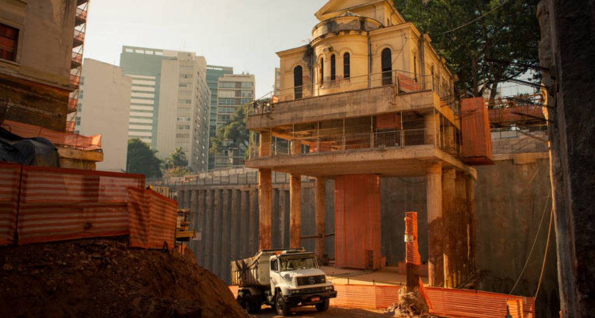 Igreja tombada flutua em meio á obra na região central de São Paulo