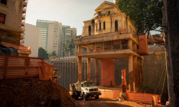 Igreja tombada flutua em meio á obra na região central de São Paulo