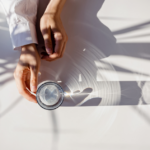 Oráculos vs. Tarô — Qual Escolher?